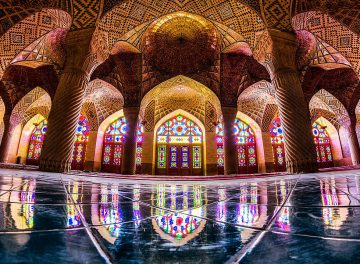 مسجد نصیر الملک، تلفیق نور و رنگ برای زیبایی