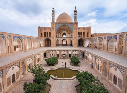 حجره های مسجد آقا بزرگ 445x327 مسجد و مدرسه آقابزرگ یکی از باشکوه‌ترین و زیباترین مساجد دوره قاجار