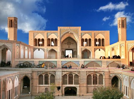 مسجد آقا بزرگ1 445x327 مسجد و مدرسه آقابزرگ یکی از باشکوه‌ترین و زیباترین مساجد دوره قاجار
