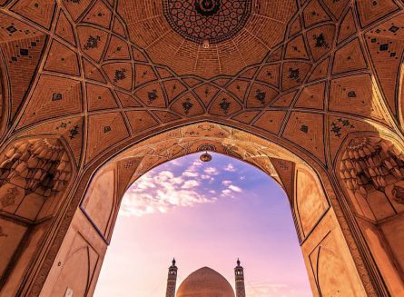 مسجد آقا بزرگ2 445x327 مسجد و مدرسه آقابزرگ یکی از باشکوه‌ترین و زیباترین مساجد دوره قاجار