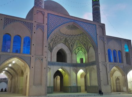 مسجد آقا بزرگ4 445x327 مسجد و مدرسه آقابزرگ یکی از باشکوه‌ترین و زیباترین مساجد دوره قاجار