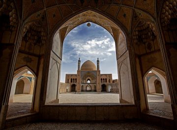 مسجد و مدرسه آقابزرگ یكی از باشكوه‌ترین و زیباترین مساجد دوره قاجار