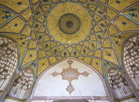 مسجد آقا بزرگ6 445x327 مسجد و مدرسه آقابزرگ یکی از باشکوه‌ترین و زیباترین مساجد دوره قاجار