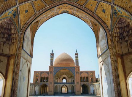 مسجد آقا بزرگ7 445x327 مسجد و مدرسه آقابزرگ یکی از باشکوه‌ترین و زیباترین مساجد دوره قاجار
