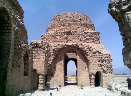 Sarvestan Palace7 445x327 مجموعه کاخ سروستان محل قدیمی‌ترین گنبد آجری کشور