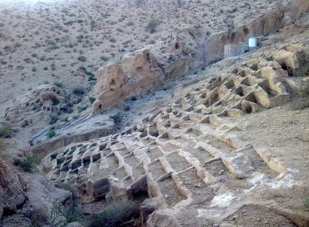 دخمه 445x327 سیراف، شهری باستانی واقع در بخش مرکزی شهرستان کنگان در استان بوشهر