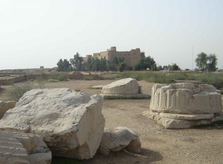 کاخ آپادانا3 445x327 کاخ آپادانای شوش قصر زمستانی شاهان هخامنشی